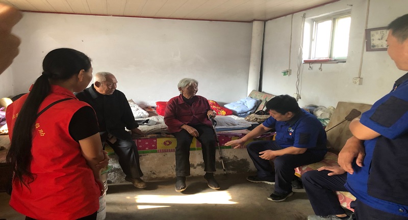 1601449406238589.jpg 【平原漢源公司】走訪慰問老黨員,發展不忘社會責任 (2).jpg